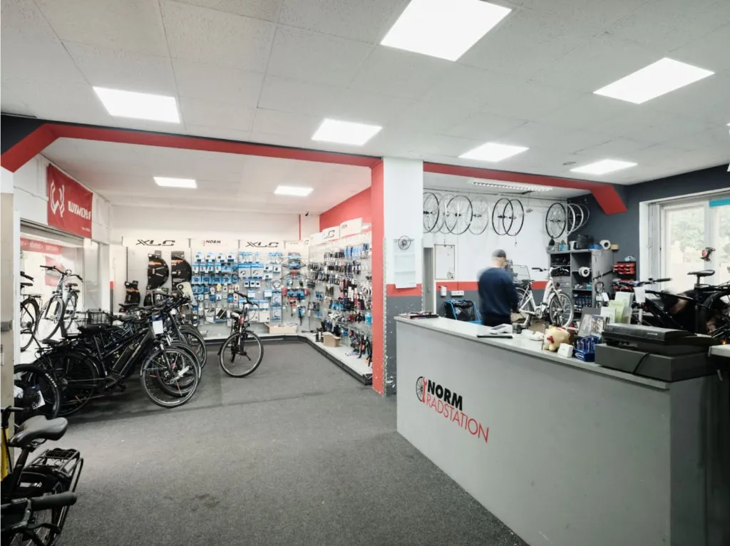 Theke und Verkaufsraum mit Rädern – Fahrradwerkstatt bei Norm Radstation Siemensstadt, Berlin