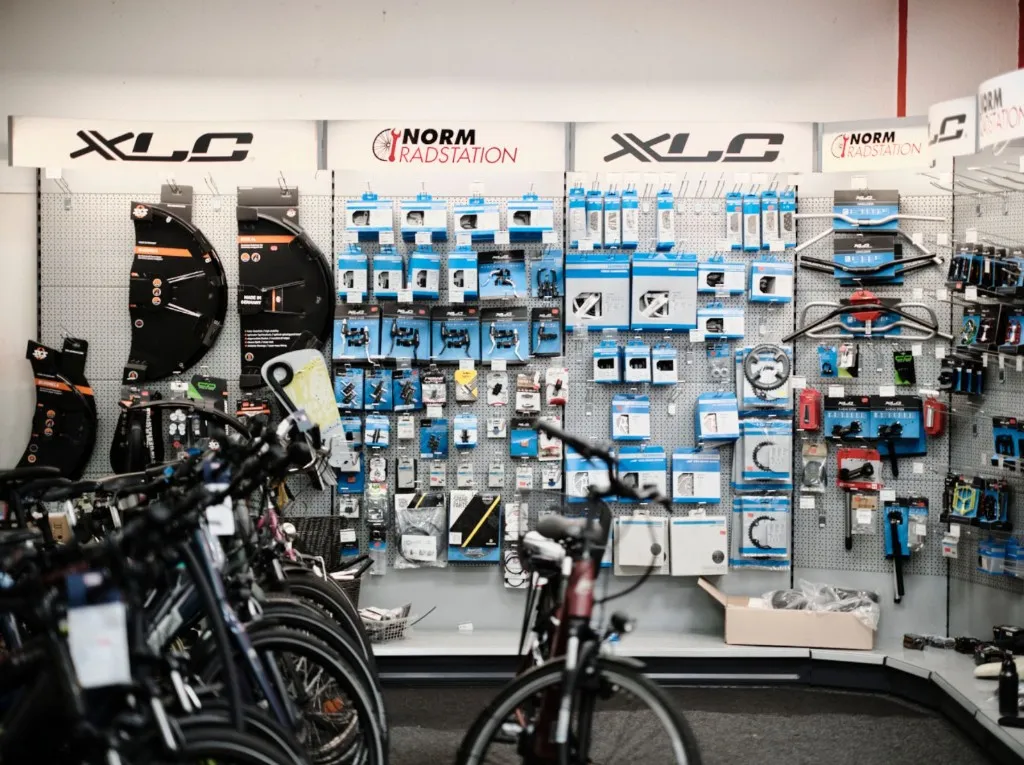 Zubehörwand mit Shimano- und XLC-Teilen über Stadt- und Trekkingrädern – Ersatzteile bei Norm Radstation Siemensstadt, Berlin